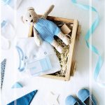 Congratulations for newborns, with white envelope and packed in a bag.